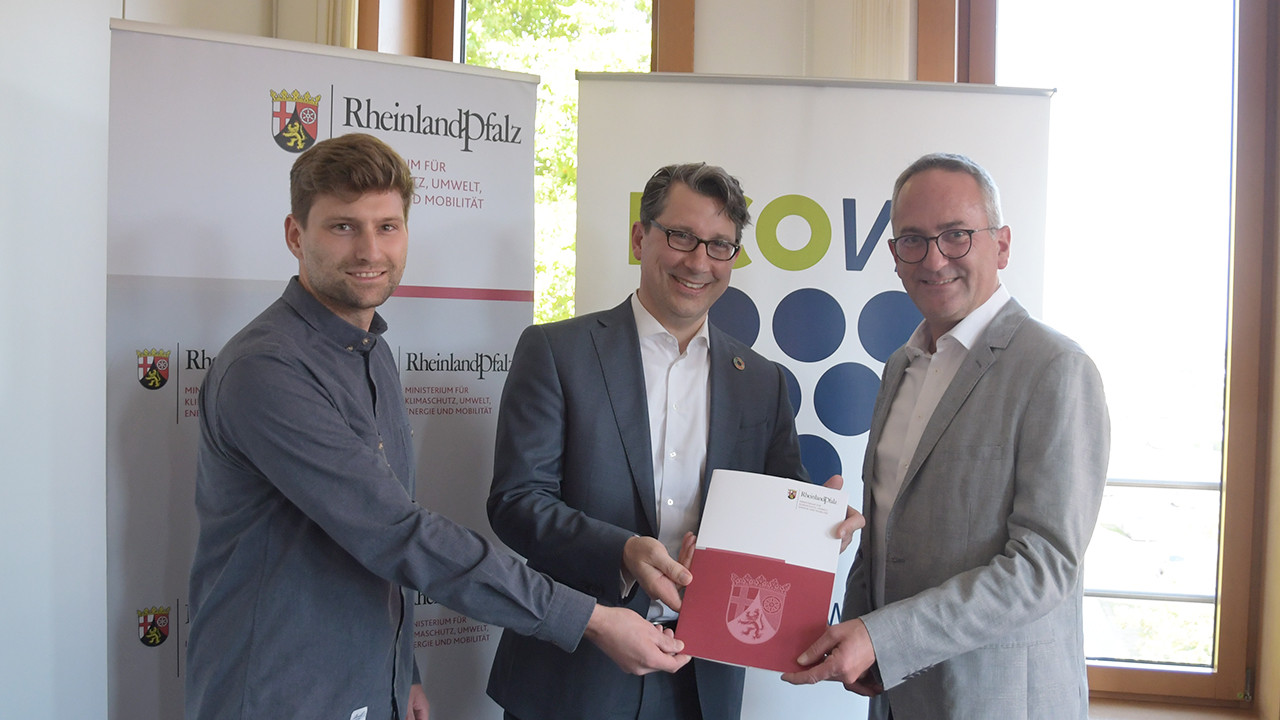 Umweltstaatssekretär Michael Hauer übergibt den Förderbescheid an ECOVIN-Geschäftsführer Ralph Dejas (rechts) und und ECOVIN-Fachreferent Vincent Hürter (links)