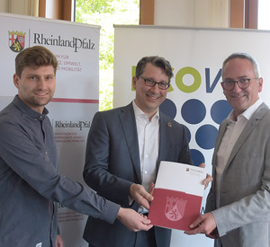 Umweltstaatssekretär Michael Hauer übergibt den Förderbescheid an ECOVIN-Geschäftsführer Ralph Dejas (rechts) und und ECOVIN-Fachreferent Vincent Hürter (links) 