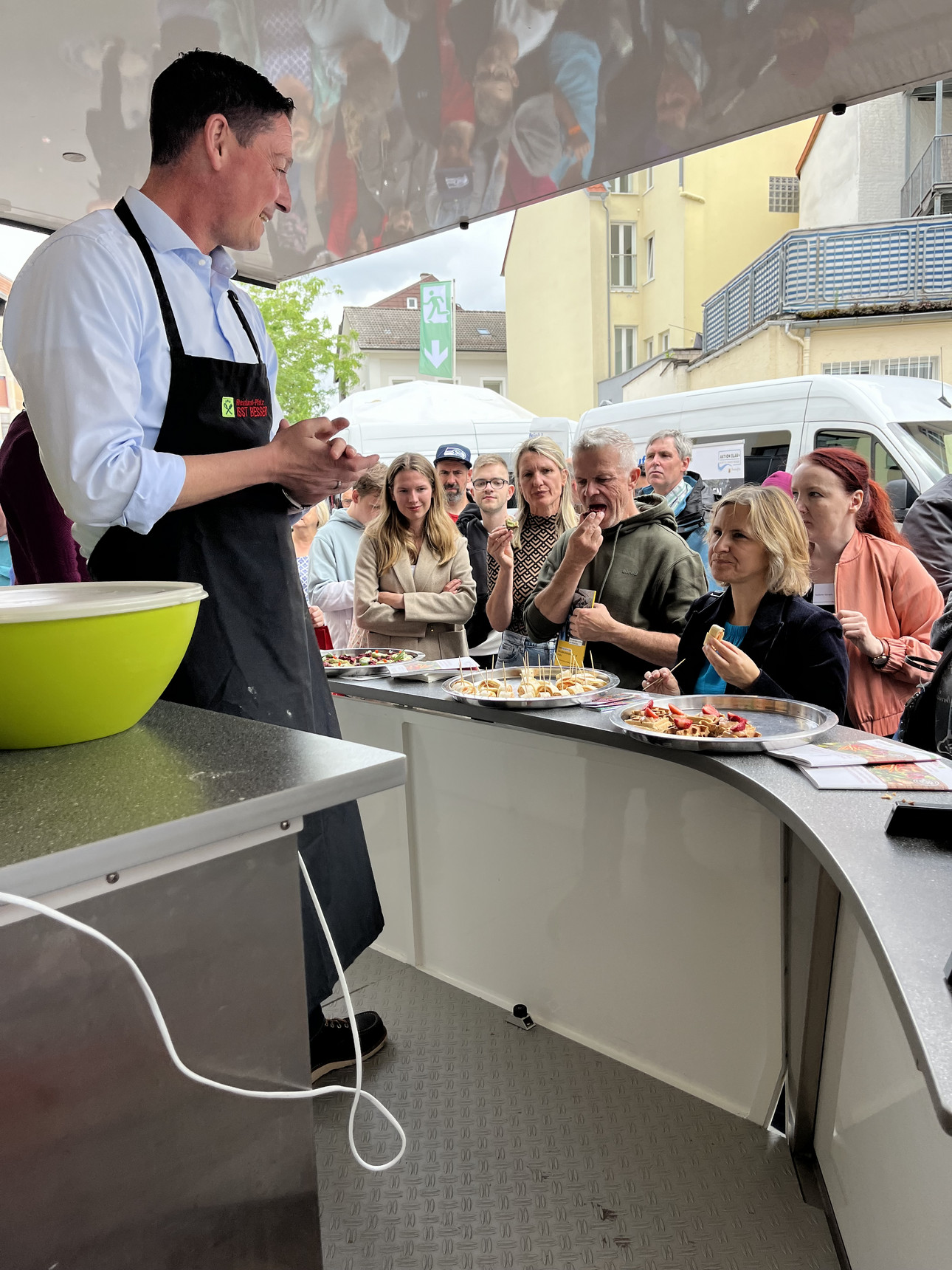 Gesunde und leckere Zwischenmahlzeit am Kochbus der Initiative "Rheinland-Pfalz isst besser"