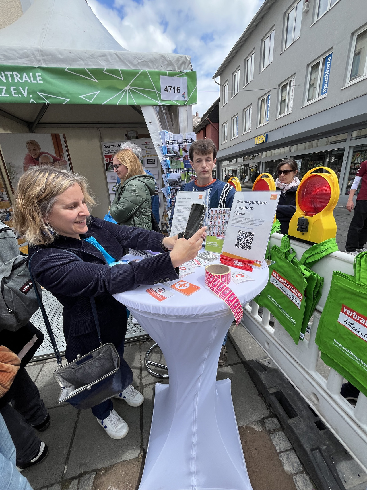 Wärmepumpen-Angebots-Check: Umweltministerin am Stand der Verbraucherzentrale Rheinland-Pfalz