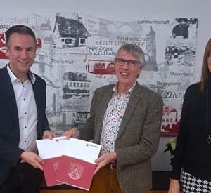 Klimaschutzstaatssekretär Dr. Erwin Manz überreicht die Förderbescheide an Manuel Follmann, Bürgermeister der Verbandsgemeinde Wittlich-Land