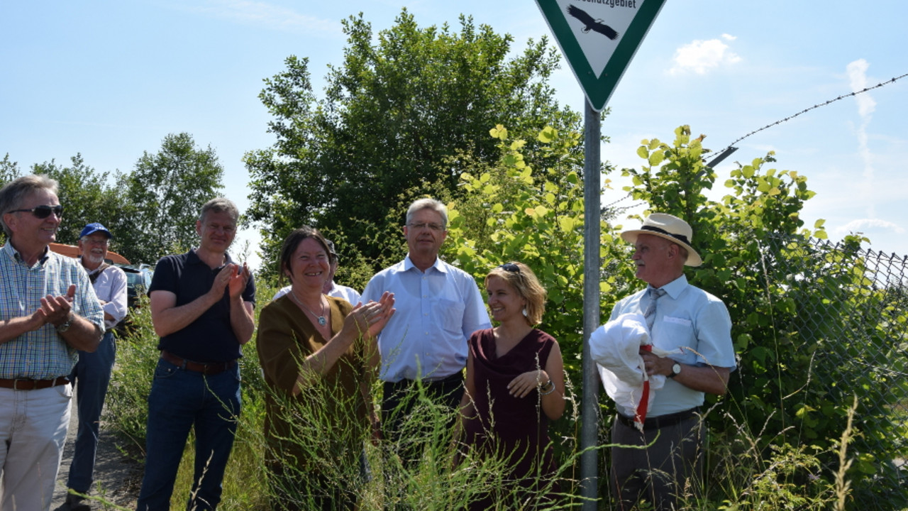 Umweltministerin Ulrike Höfken, die Mainzer Umweltdezernentin Karin Eder und SGD-Süd Präsident Prof. Dr. Hans-Jürgen Seimetz bei der offiziellen Einweihung des Naturschutzgebietes "Wiesen am Layenhof - Ober-Olmer Wald".