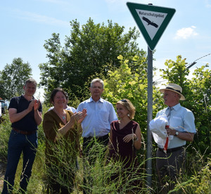 Umweltministerin Ulrike Höfken, die Mainzer Umweltdezernentin Karin Eder und SGD-Süd Präsident Prof. Dr. Hans-Jürgen Seimetz bei der offiziellen Einweihung des Naturschutzgebietes "Wiesen am Layenhof - Ober-Olmer Wald".