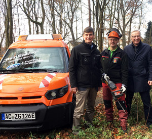 Staatssekretär Thomas Griese mit Forstwirt Ingo Frank (Mitte) und Prof. Dr. Achim Kampker (links)
