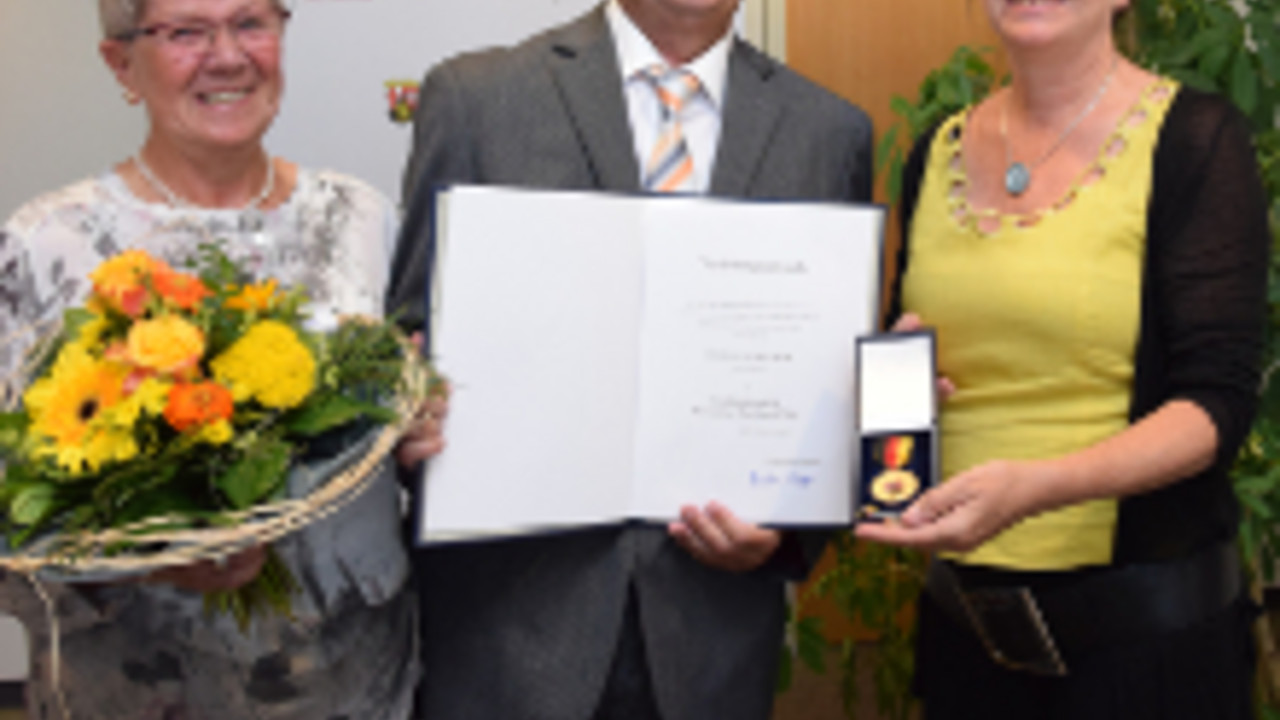 Umweltministerin Ulrike Höfken mit Gerhard und Anne Frink Umweltministerin Ulrike Höfken mit Gerhard und Anne Frink