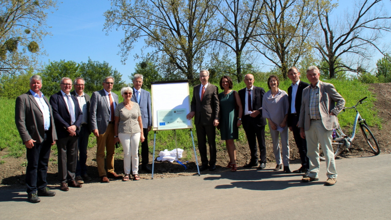 Eröffnung des Bauabschnitt des Rheinhauptdeiches: Gruppenbild mit Umweltstaatssekretär Dr. Thomas Griese.