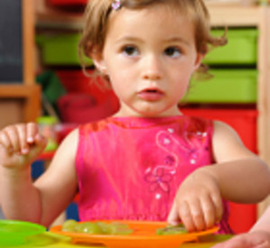 Mädchen beim Essen in der Kita. Foto: istockphoto