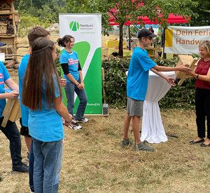 Klimaschutzministerin Katrin Eder besucht die Nachwuchsinitiative „Handwerk trifft Forst“.