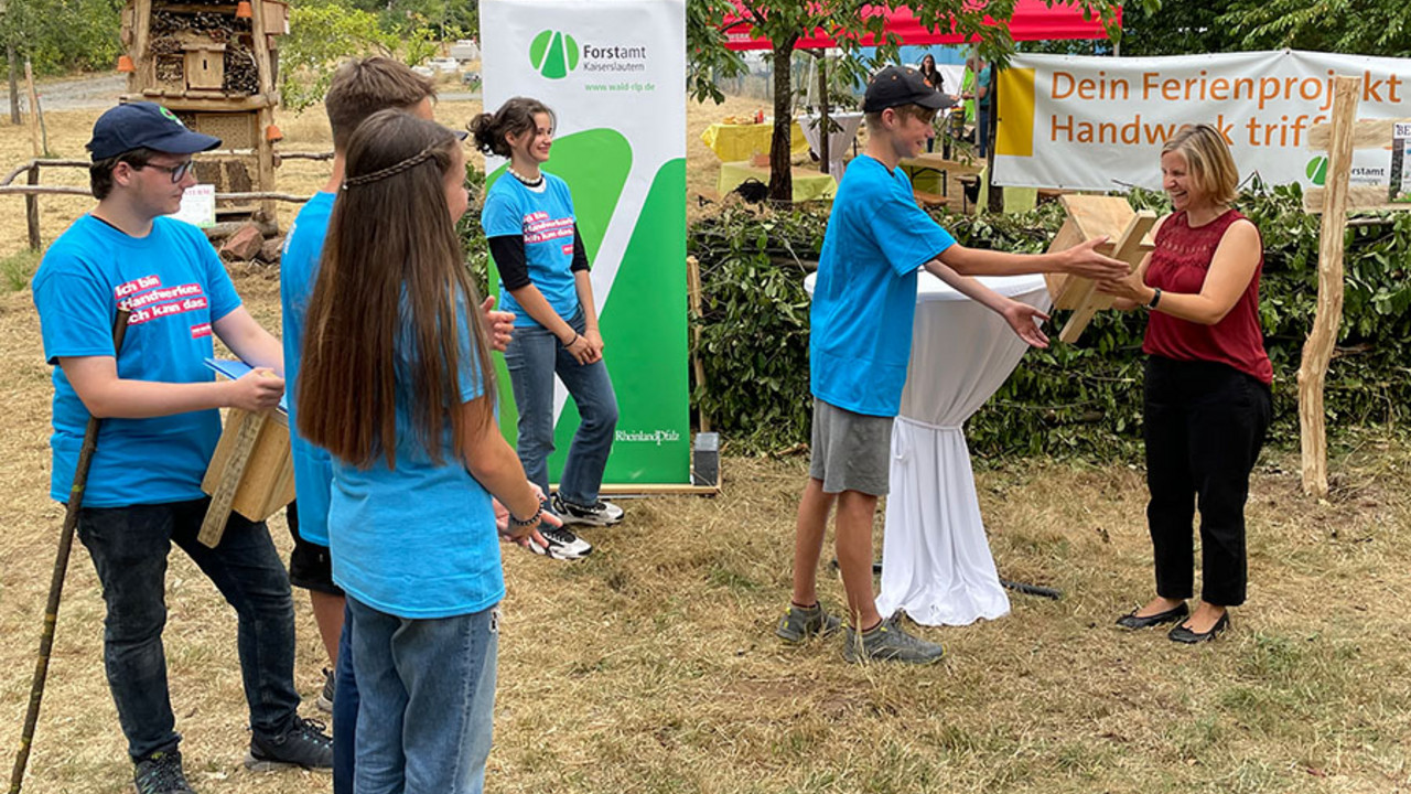 Klimaschutzministerin Katrin Eder besucht die Nachwuchsinitiative „Handwerk trifft Forst“.