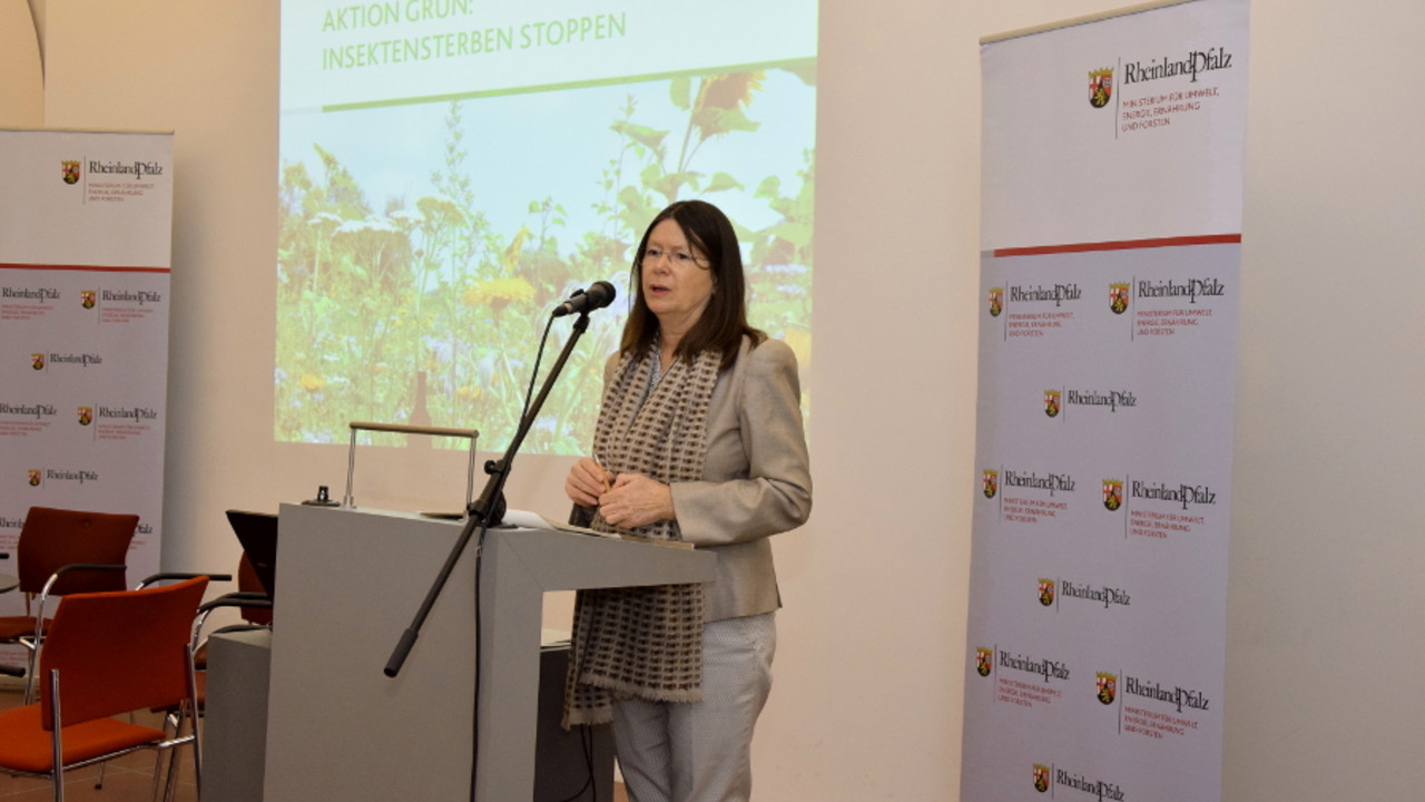 Umweltministerin Ulrike Höfken spricht auf der Veranstaltung "Insektensterben stoppen"