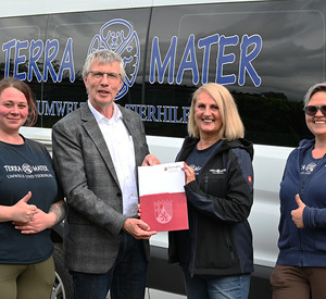 Staatssekretär Dr. Erwin Manz übergibt den Förderbescheid an das Terra Mater Team in Lustadt