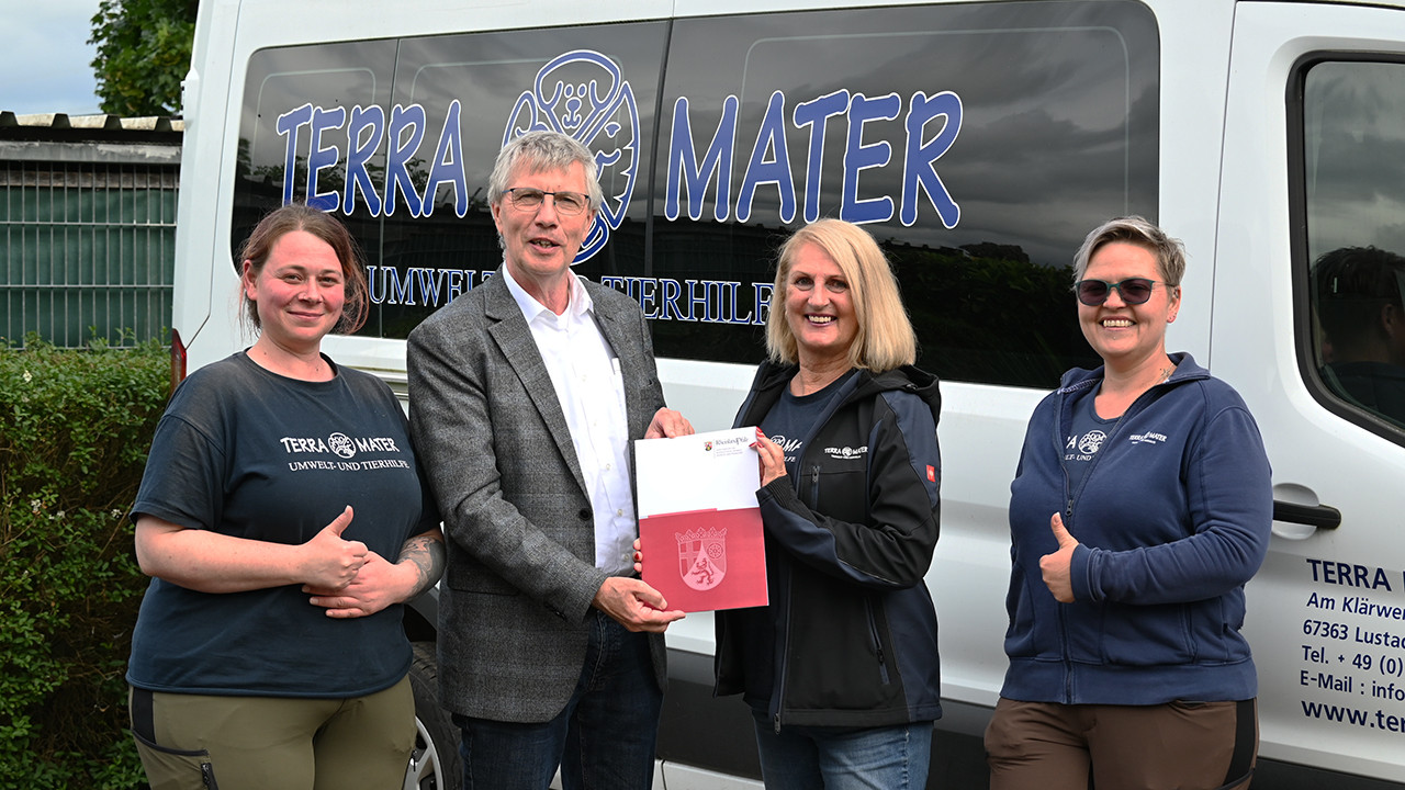 Staatssekretär Dr. Erwin Manz übergibt den Förderbescheid an das Terra Mater Team in Lustadt