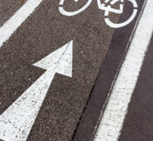 Radwegmarkierung auf einer Straße. Foto: fotolia.de