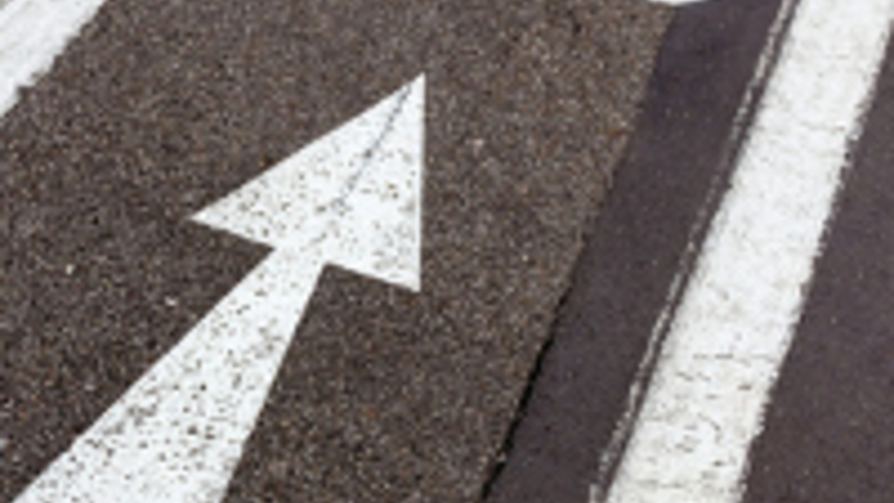 Radwegmarkierung auf einer Straße. Foto: fotolia.de Radwegmarkierung auf einer Straße. Foto: fotolia.de