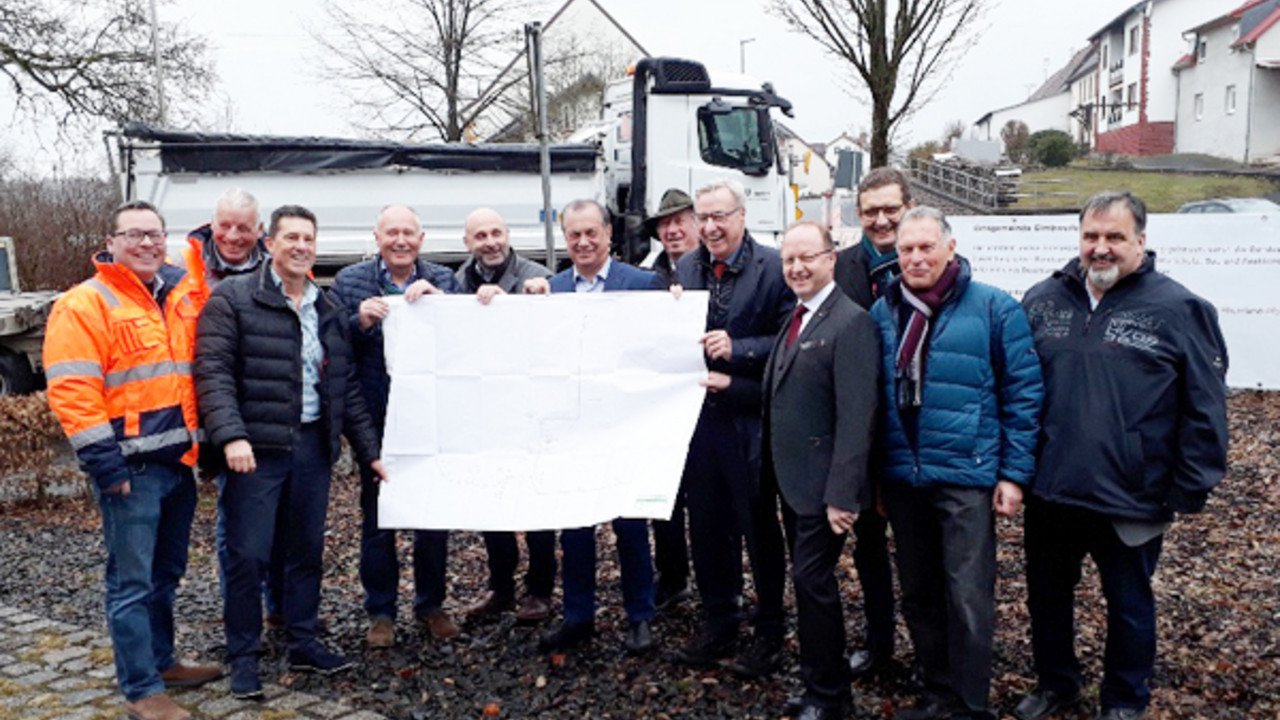 1. Spatenstich für das Nahwärmenetz in Gimbweiler