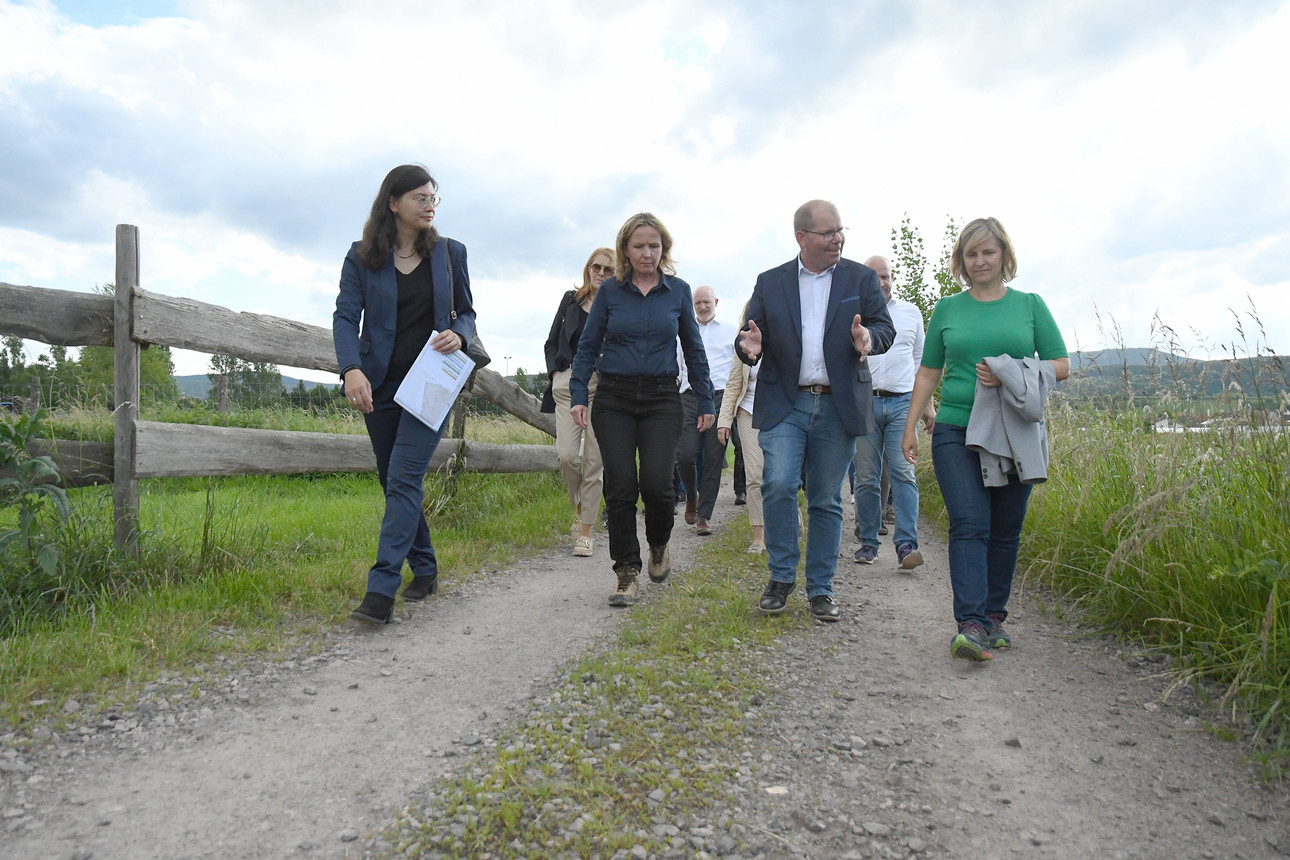 Am Rande der Konferenz besuchen Bundesumweltministerin Steffi Lemke und die Teilnehmerinnen und Teilnehmer der UMK ein Hochwasserrückhalteprojekt