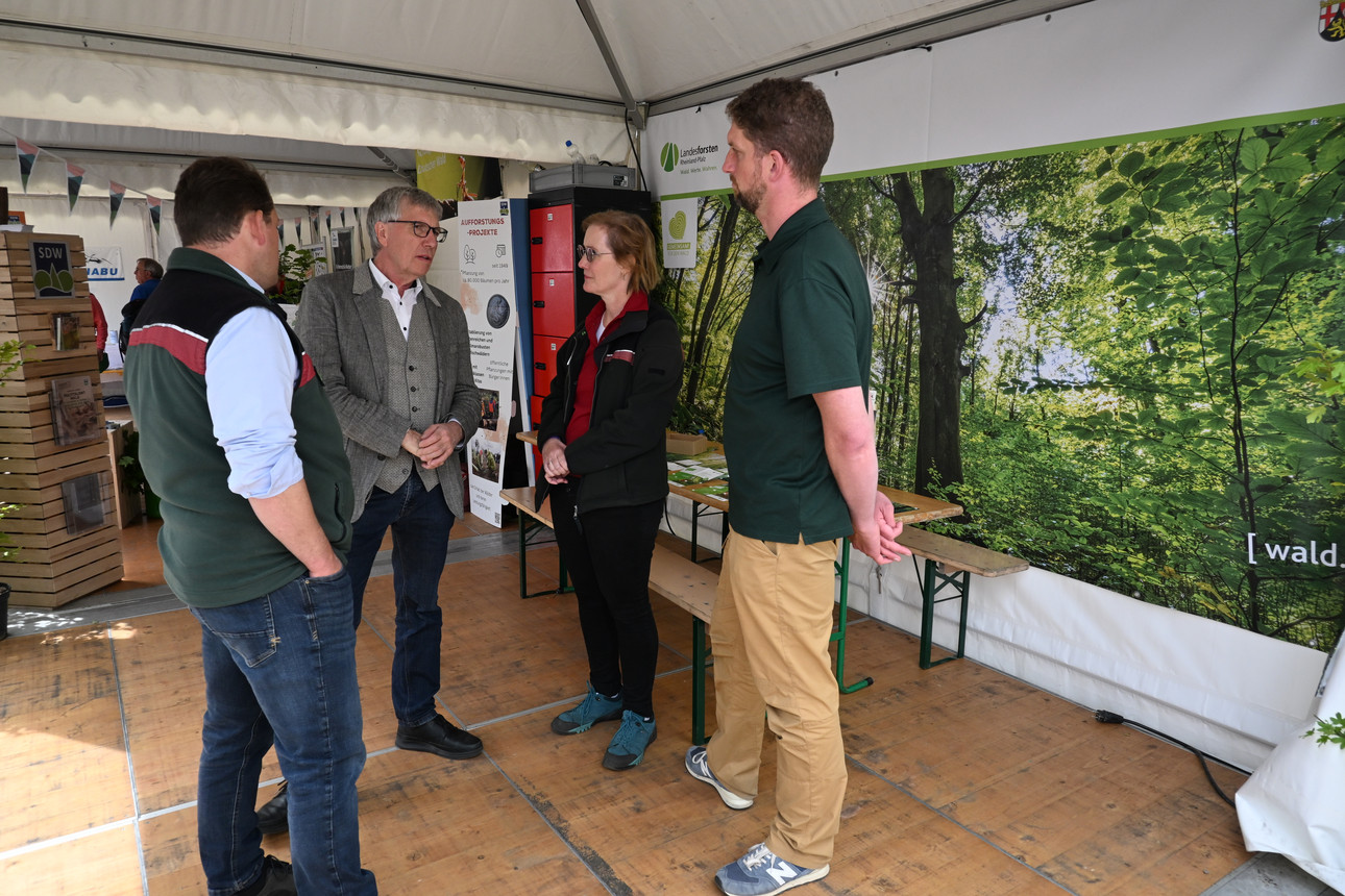 Staatssekretär Dr.Erwin Manz am Stand von Landesforsten Rheinland-Pfalz