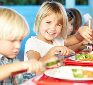 Kinder beim Mitagessen