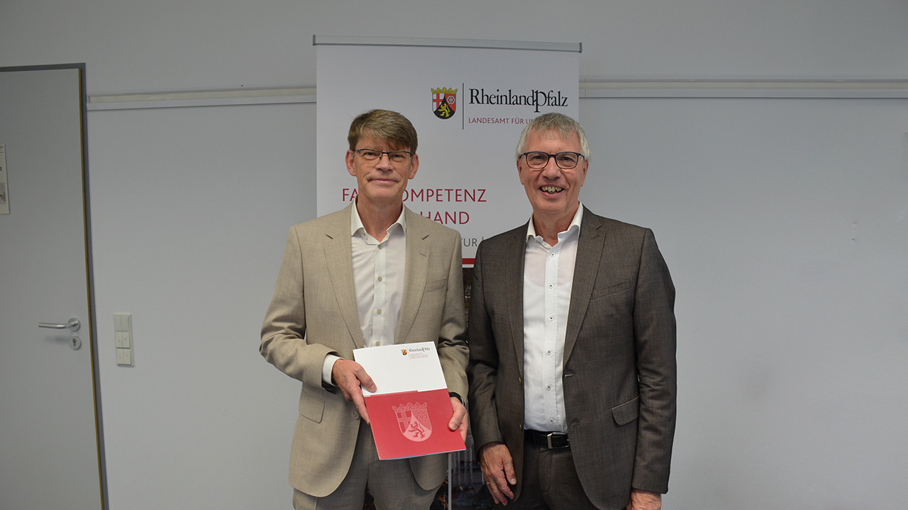 Der neue LfU-Präsident Dirk Grünhoff (links) mit Umweltstaatssekretär Erwin Manz (rechts)