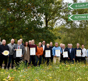 Umweltstaatssekretär Dr. Erwin Manz mit Vertretern der ausgezeichneten rheinland-pfälzischen Golfclubs