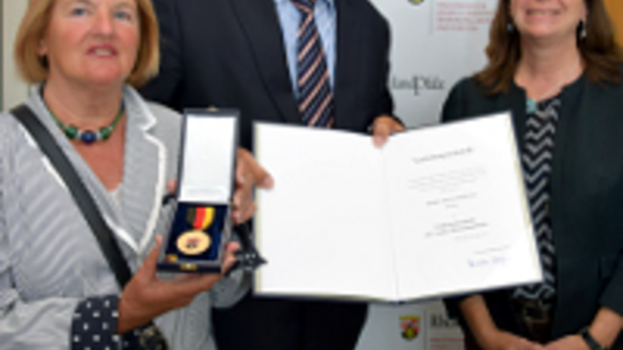 Umweltministerin Ulrike Höfken mit Adolf Winkler und dessen Ehefrau Umweltministerin Ulrike Höfken mit Adolf Winkler und dessen Ehefrau