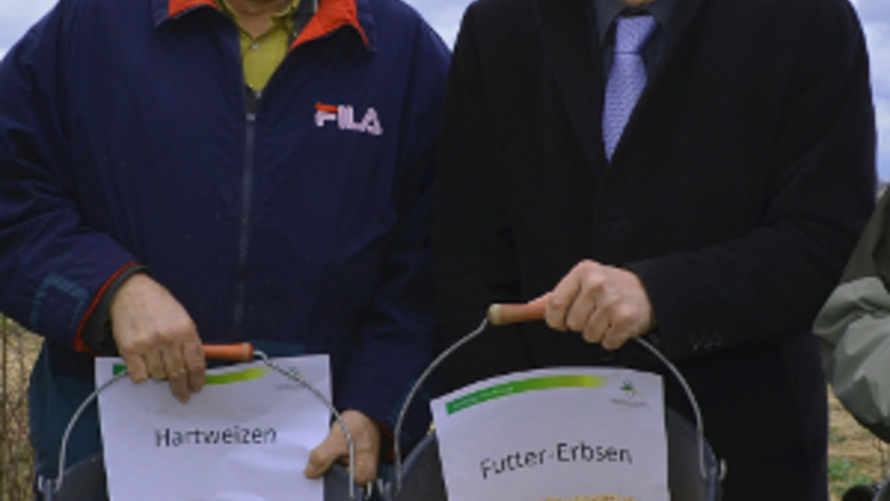 Landwirtschaftsstaatssekretär Thomas Griese mit Landwirt Friedrich Schwahn. Landwirtschaftsstaatssekretär Thomas Griese mit Landwirt Friedrich Schwahn.
