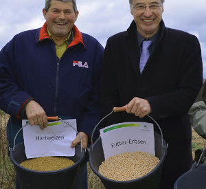 Landwirtschaftsstaatssekretär Thomas Griese mit Landwirt Friedrich Schwahn.
