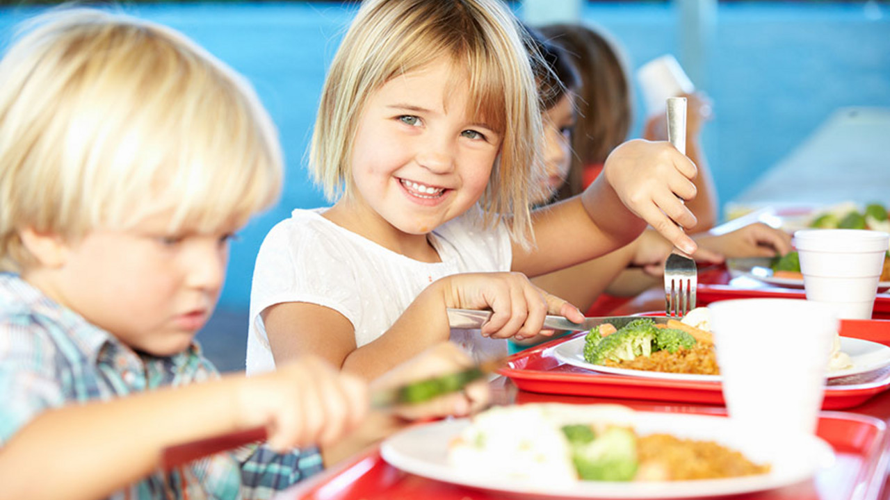 Kinder beim Mittagessen