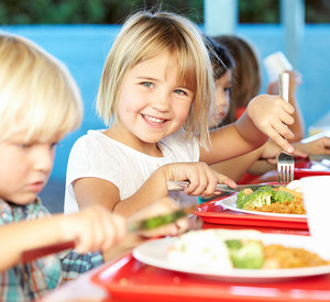 Kinder beim Mittagessen