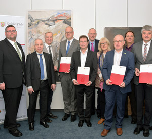 Umweltstaatssekretär Thomas Griese mit Vertretern der vier Projektpartner