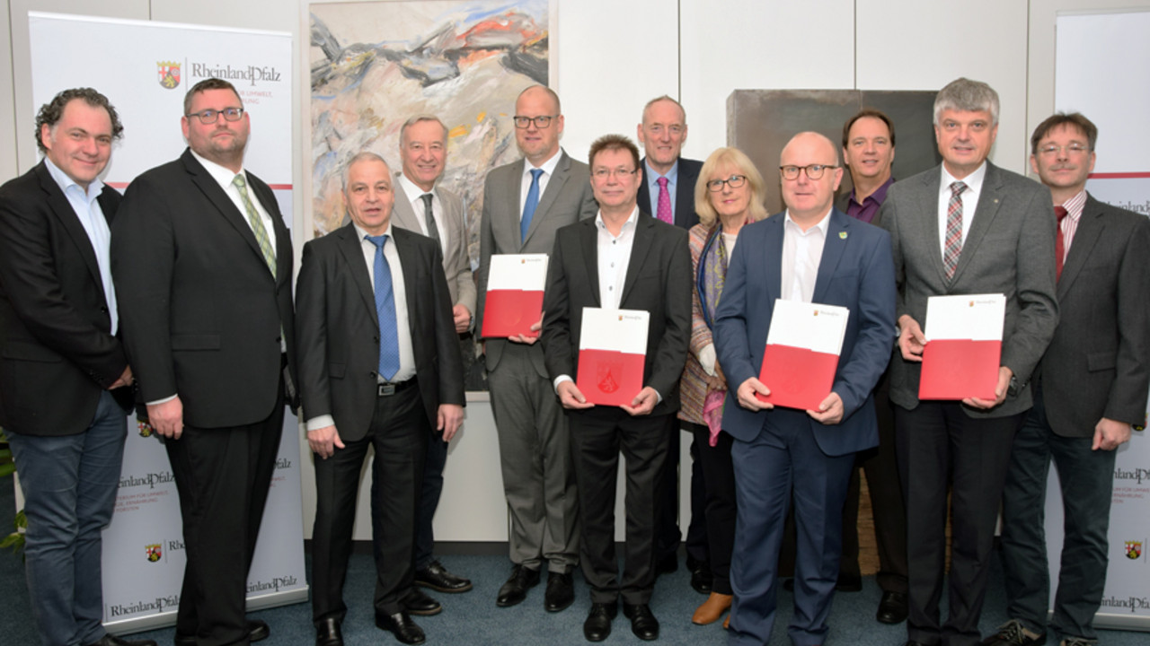 Umweltstaatssekretär Thomas Griese mit Vertretern der vier Projektpartner