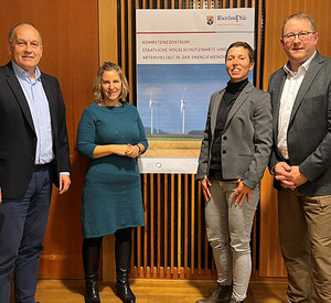 Dr. Frank Wissmann (Präsident LfU), Klimaschutzministerin Katrin Eder, Vera Schmidt (MKUEM) und Thomas Isselbächer, Leiter der Staatliche Vogelschutzwarte Rheinland-Pfalz, stellen das neue Kompetenzzentrum vor.