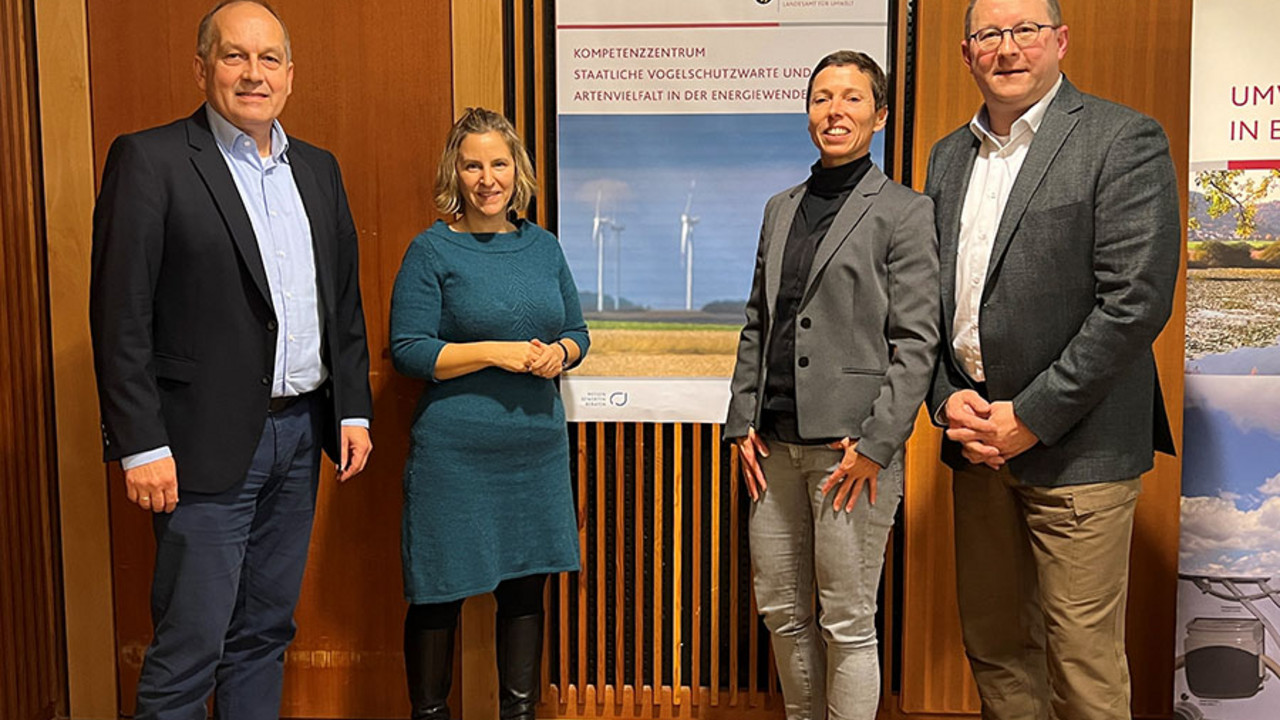 Dr. Frank Wissmann (Präsident LfU), Klimaschutzministerin Katrin Eder, Vera Schmidt (MKUEM) und Thomas Isselbächer, Leiter der Staatliche Vogelschutzwarte Rheinland-Pfalz, stellen das neue Kompetenzzentrum vor.