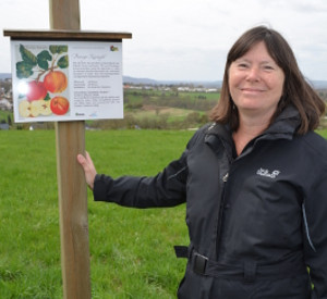 Ulrike Höfken auf der Streuobstwiese in Immendorf