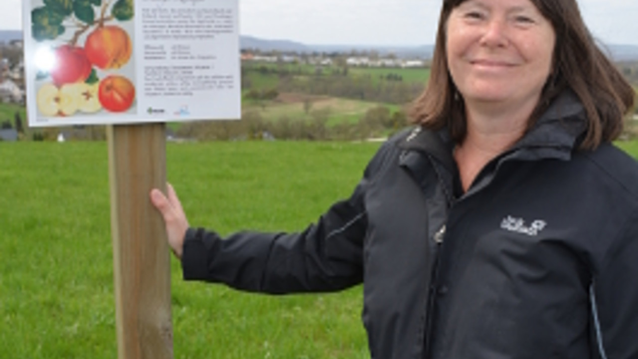 Ulrike Höfken auf der Streuobstwiese in Immendorf