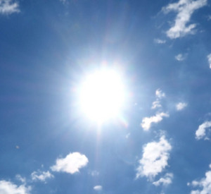 Strahlende Sonne am Himmel
