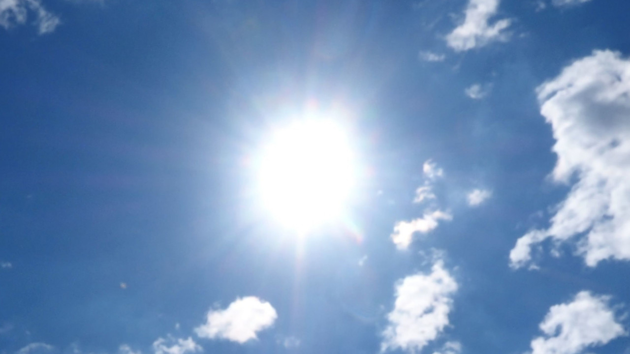 Strahlende Sonne am Himmel