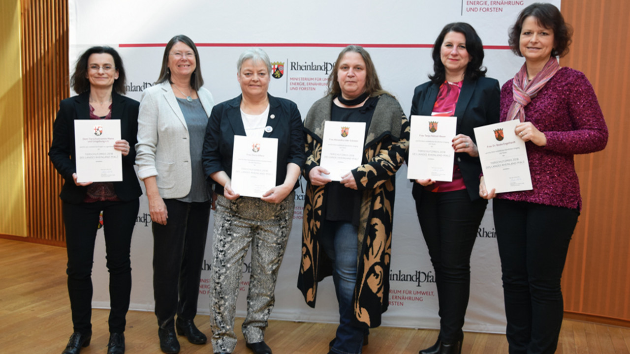 Umweltministerin Ulrike Höfken mit den Tierschutzpreisträgern 2018