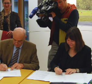 Ulrike Höfken und Norbert Schindler bei der Vetragsunterzeichnung