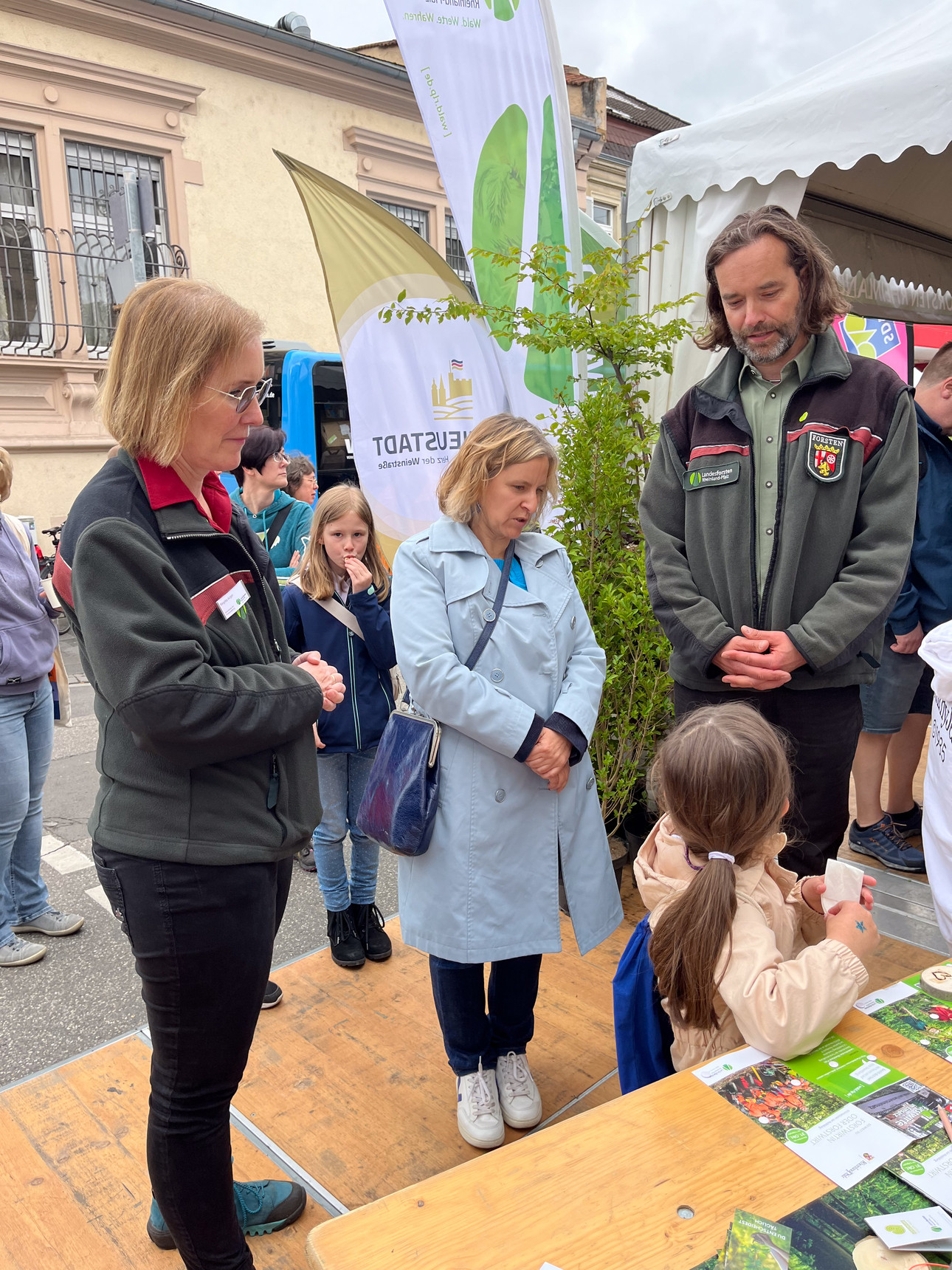 Umweltministerin Katrin Eder am Stand von Landesforsten auf dem Rheinland-Pfalz-Tag