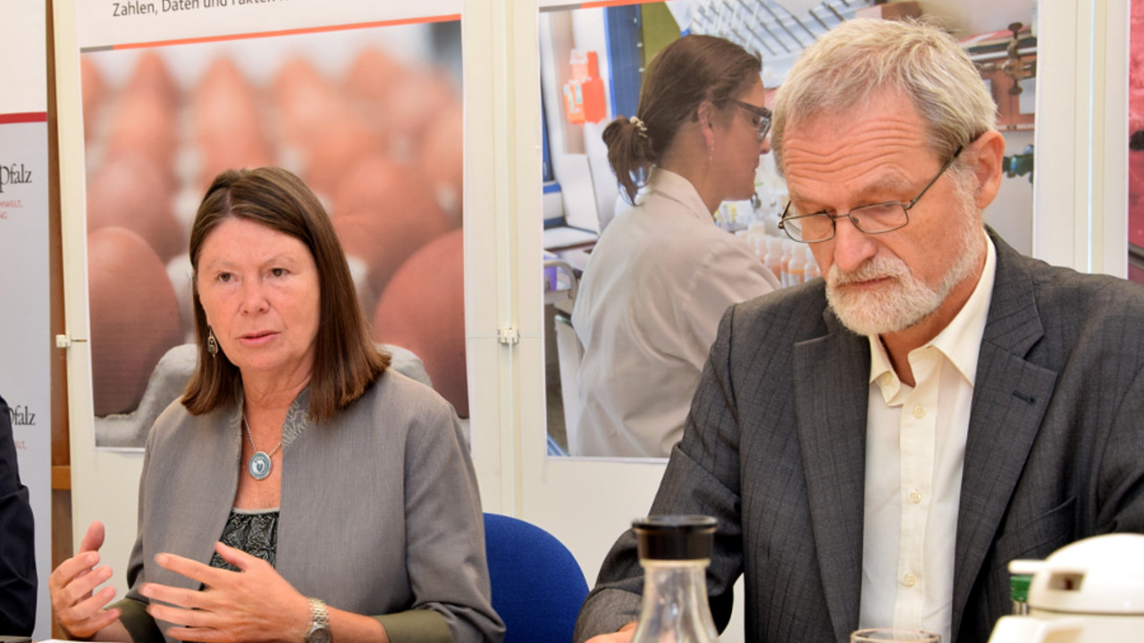 Ernährungsministerin Ulrike Höfken und LUA-Präsident Dr. Stefan Bent während der Pressekonferenz zur Bilanz der Lebensmittelüberwachung