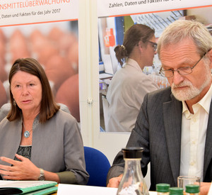 Ernährungsministerin Ulrike Höfken und LUA-Präsident Dr. Stefan Bent während der Pressekonferenz zur Bilanz der Lebensmittelüberwachung