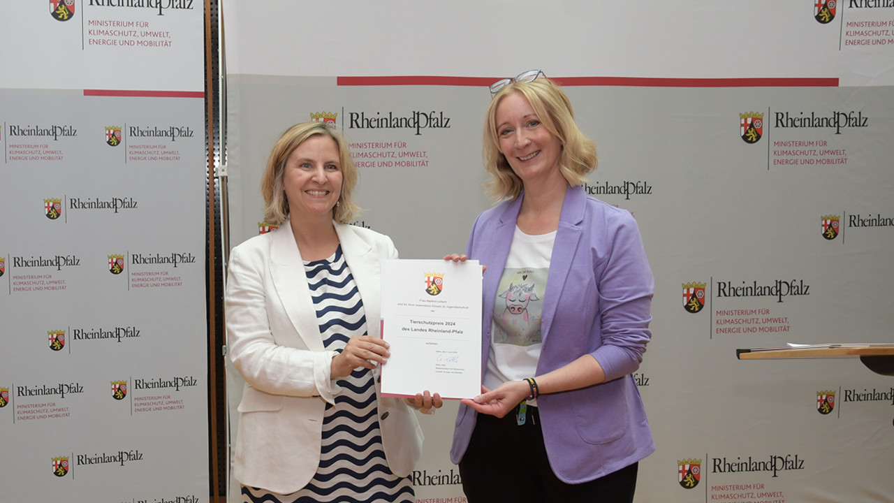 Umweltministerin Katrin Eder und Tierschutzlehrerin Nadine Leisch vom Eifeltierheim Altrich
