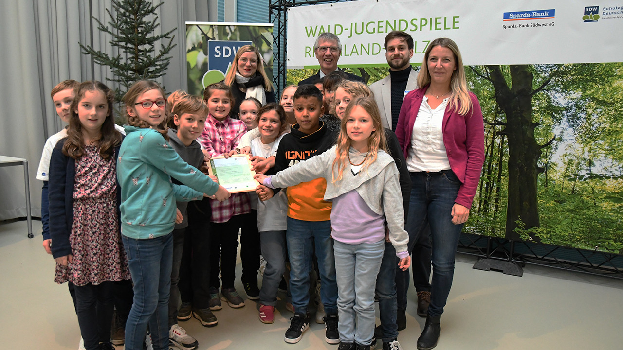 Gruppenfoto mit Schülerinnen und Schülern der Siegerklasse der Soonwaldschule Gemünden