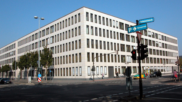 Das Bild zeigt das Dienstgebäude des MKUEM von der Großen Bleiche aus betrachtet