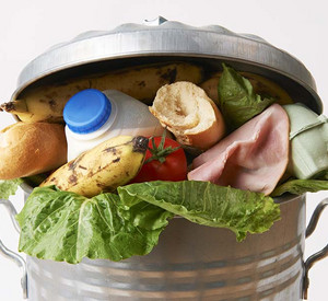 Lebensmittel im Abfalleimer