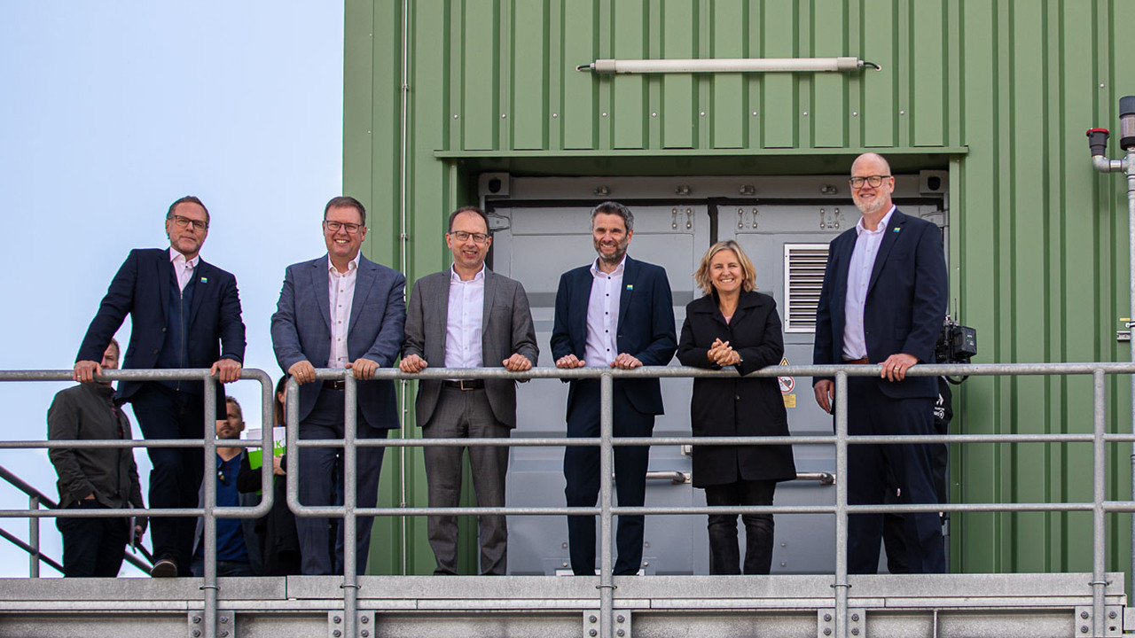 Gruppenbild mit Klimaschutzministerin Katrin Eder und Vertretern der Wasserversorgung Rheinhessen-Pfalz