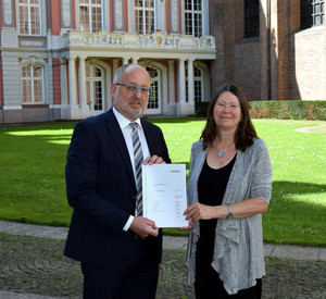 Umweltministerin Ulrike Höfken und Staatssekretär Roland Krämer mit dem Gutachten zum AKW Cattenom.