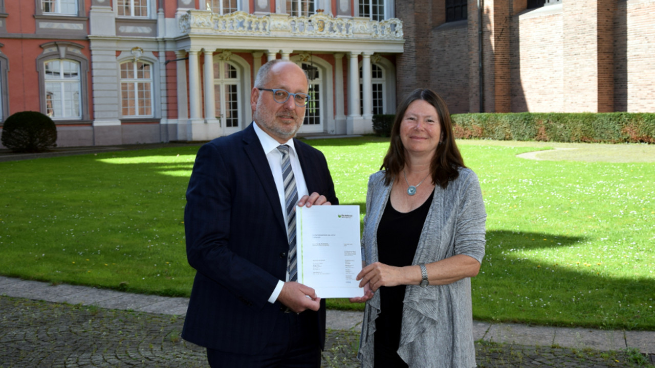 Umweltministerin Ulrike Höfken und Staatssekretär Roland Krämer mit dem Gutachten zum AKW Cattenom.