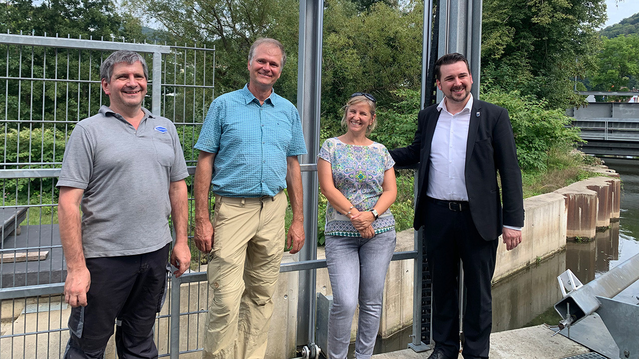 Katrin Eder bei der Besichtigung der Wasserkraftanlage Bad Ems